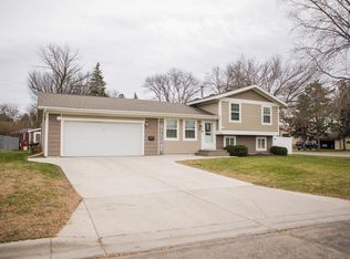 15 Highland Dr, Morris, MN 56267