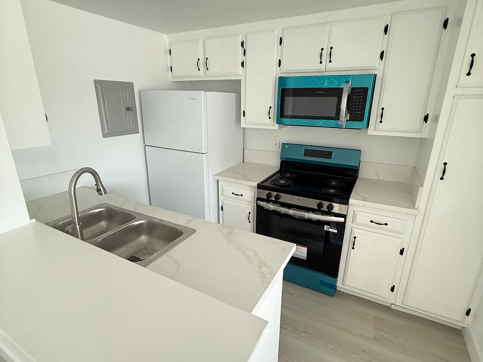 7755 Laurel Canyon Blvd — Photo 1