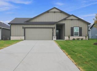 1562 N Emerald Valley Dr, Mulvane, KS 67110