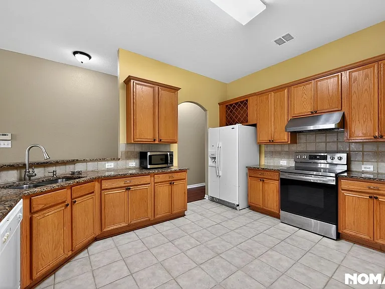 409 Lois Ln — Photo 5