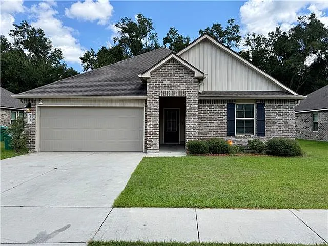 4 bed, 2.0 bath, 2079 sqft, $2,400 — Photo 1