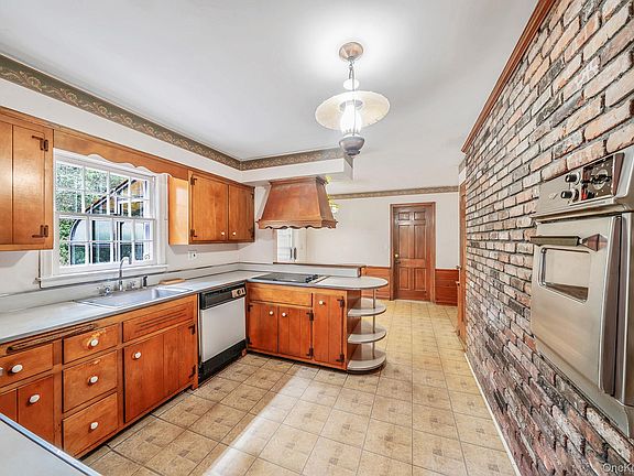 4th image of 119 Christian Avenue