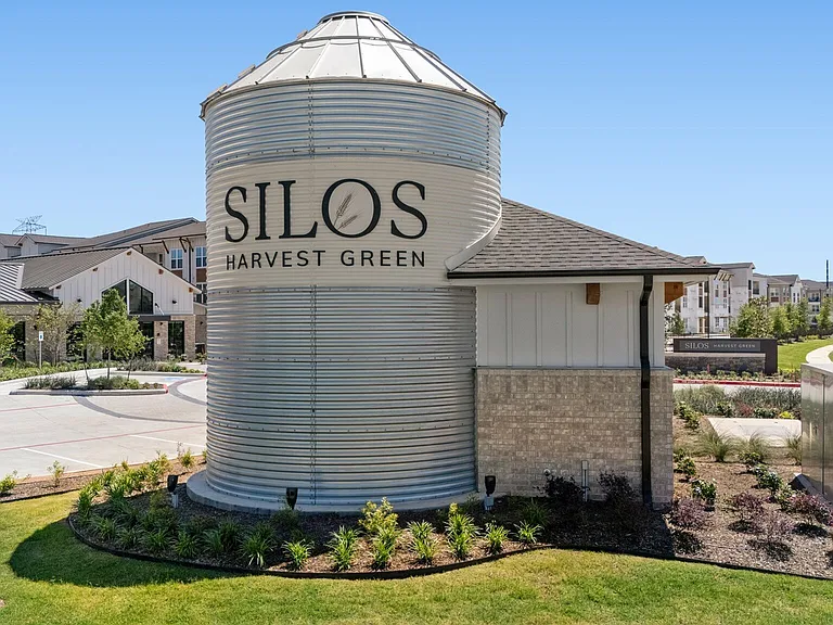 Silos Harvest Green Grain Silo