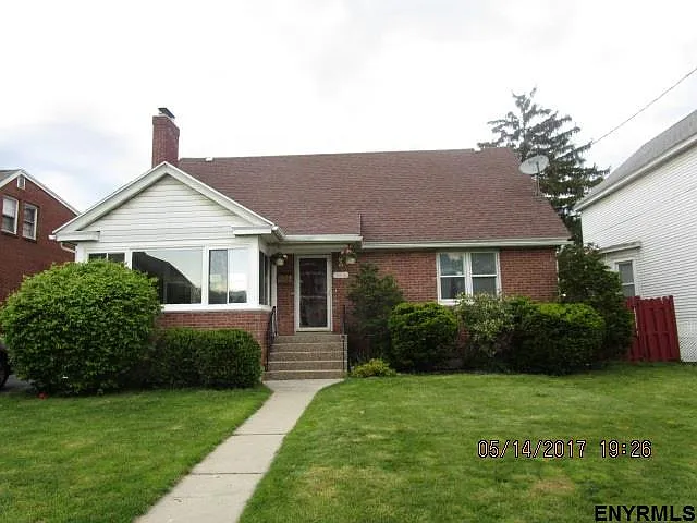 325 Mountain St photo 1