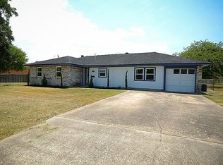 105 Stanford Rd, Lake Jackson, TX 77566