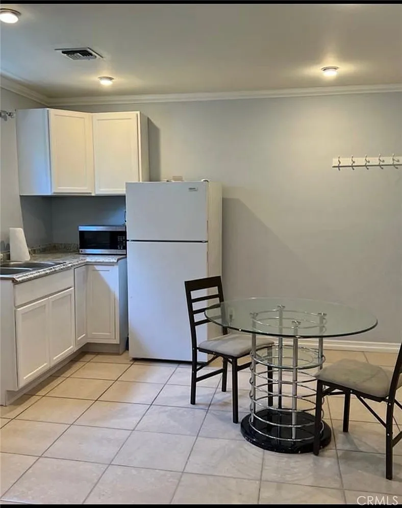Studio, 450 sqft, $1,690 — Photo 3