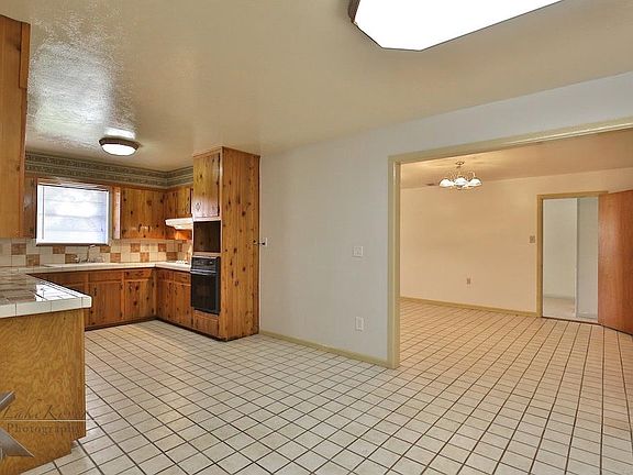 5th image of 737 Crestwood Dr