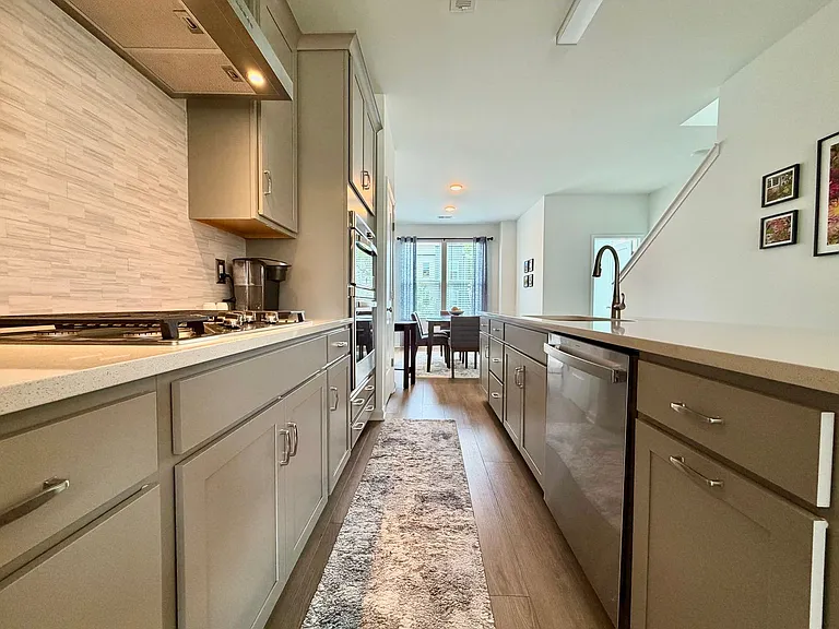 1947 Robin Hill Ln — Photo 15