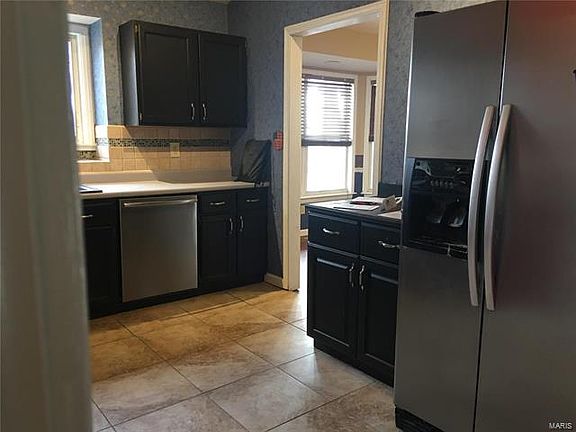 4th image of 203 Douglas St
