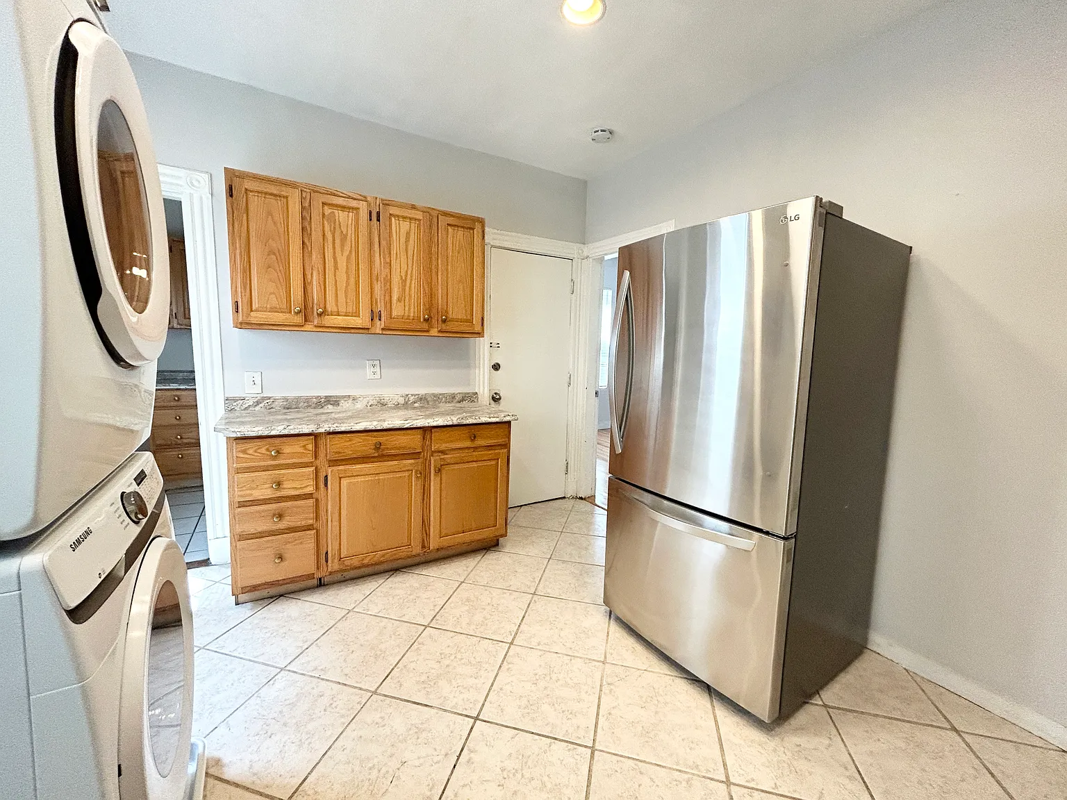 4 bed, 9999 sqft, $3,500 — Photo 2