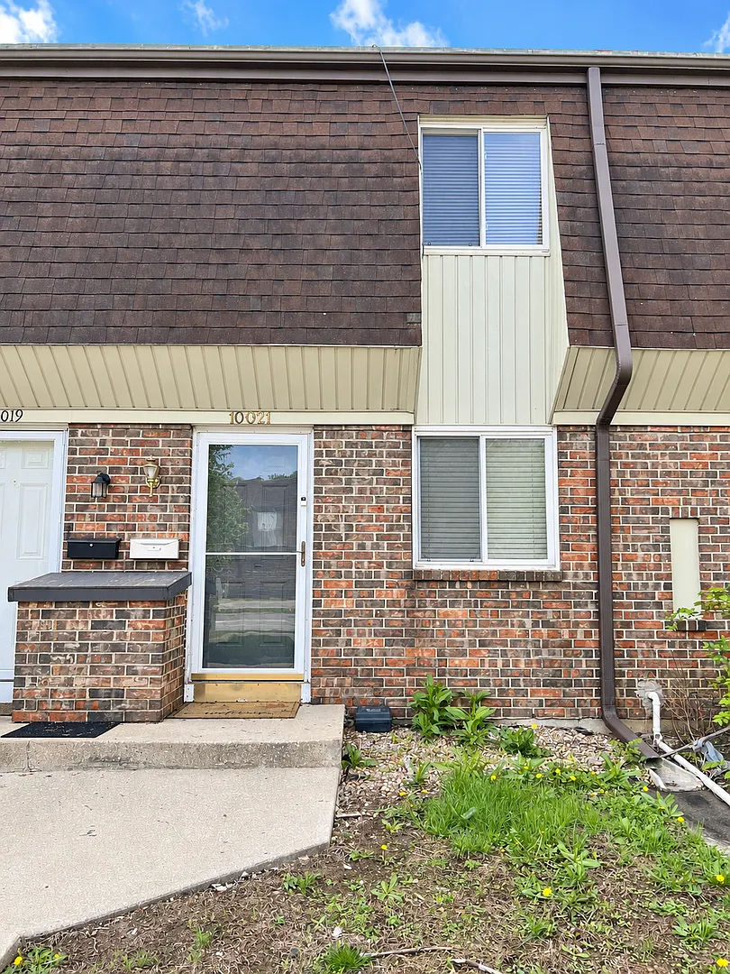 Spacious 2-Bedroom Townhome with Finished Walkout Basement — Photo 1