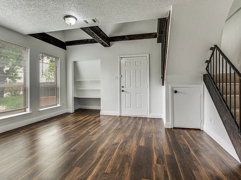 809 E Pioneer Dr — Photo 3