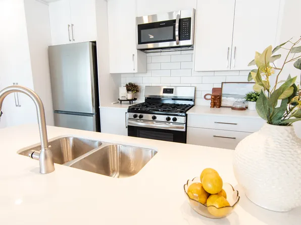 140 C Young St #A, Ottawa, ON K1Y 3P9