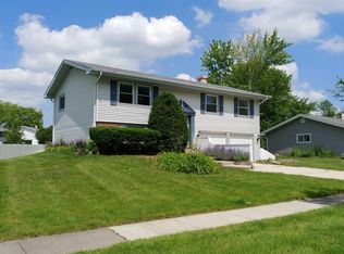 1140 Hermitage Ln, Hoffman Estates, IL 60169