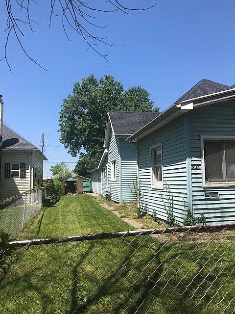2nd image of 907 S Webster St