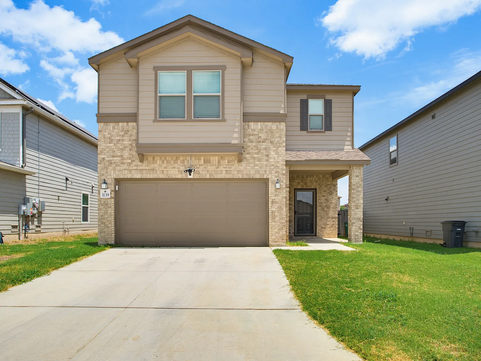 4 bed, 2.5 bath, 2743 sqft, $1,925 — Photo 1