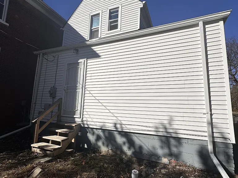 558 Holbrook Ave — Photo 17