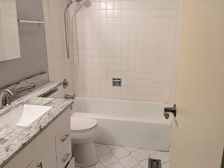 upstairs full bathroom, 2nd photo