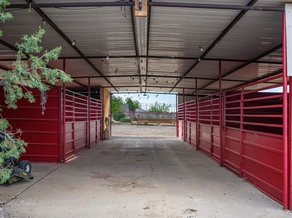 915 N Horsemans Park Dr, Dammeron Valley, UT 84783