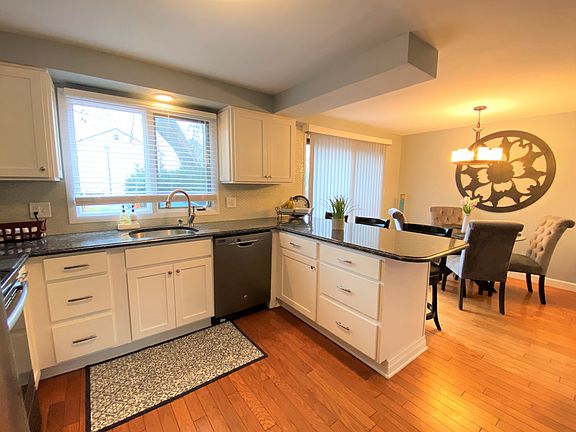 4th image of 205 Charlesgate Cir