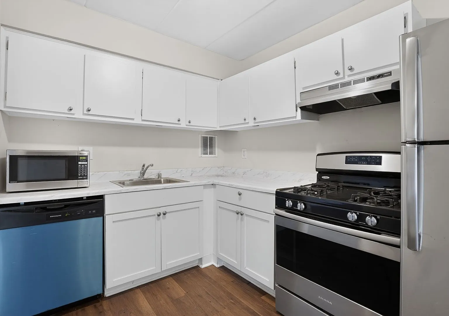 Welcome home to this bright and inviting 2Bd/1Bth condo in the sought-after Huntington Club commu... — Photo 2