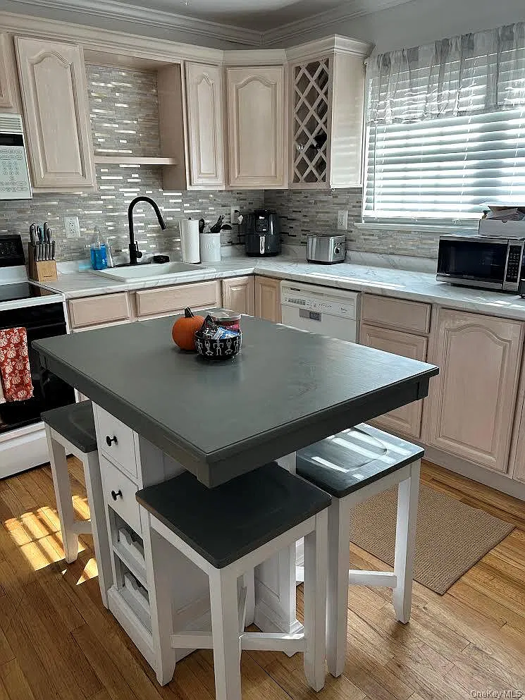1 bed, 1.0 bath, 400 sqft, $3,100 — Photo 1