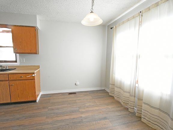 5th image of 30 Bayberry Ln