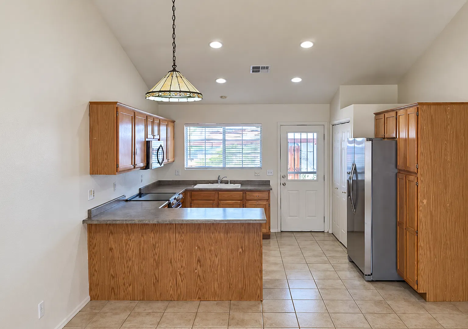 Beautifully Updated 2 Bedroom + Den Townhome in Chandler! — Photo 4