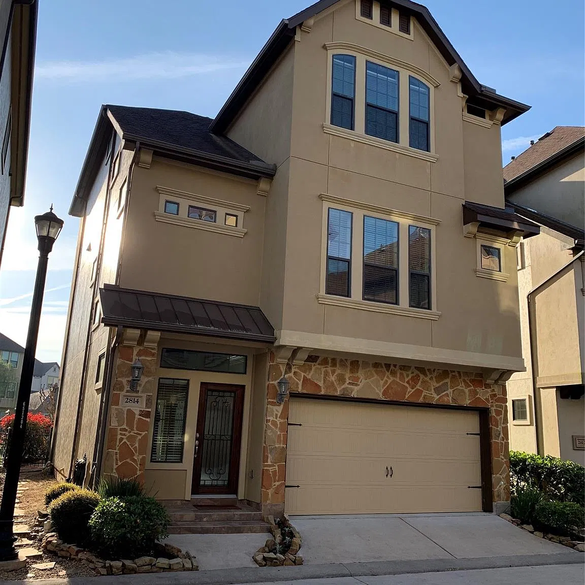 3 bed, 3.5 bath, 2703 sqft, $2,995 — Photo 1