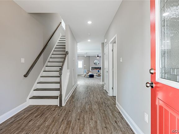 4th image of 2104 Edwards Ave