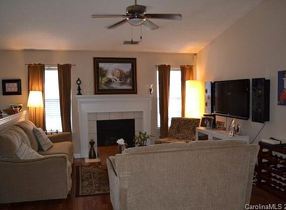 4th image of 1660 Hardy Dr