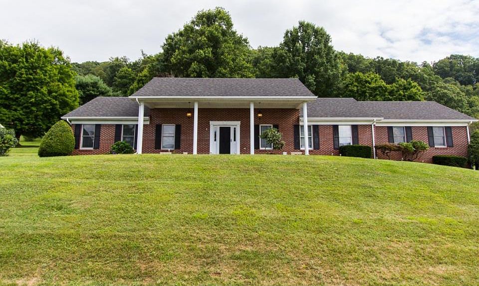 1st image of 304 Fairway Dr