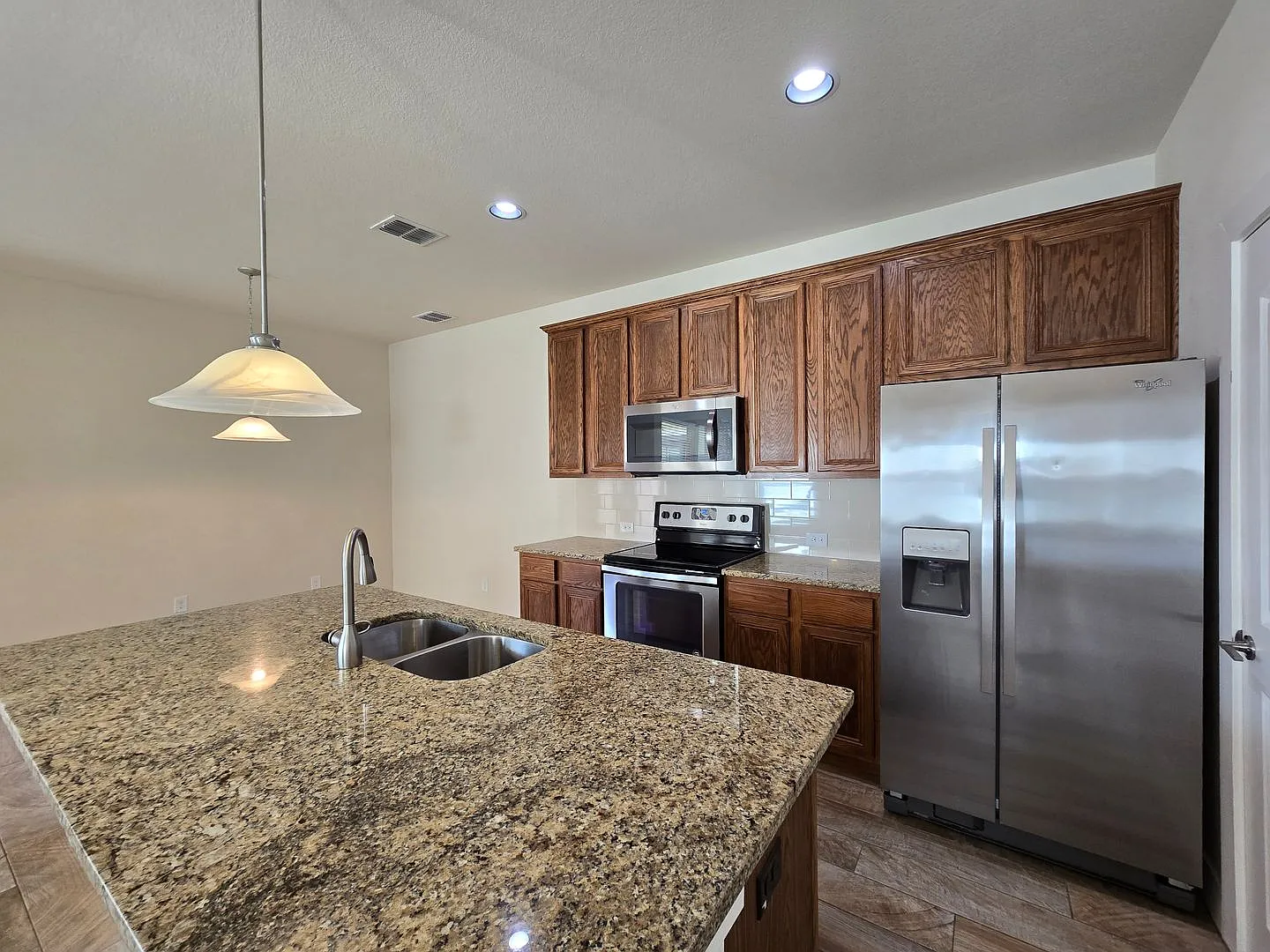 Walk to Faust St Bridge/ FRidge, Washer, & Dryer Included/ Primary Bedroom 1st Floor /CISD — Photo 4