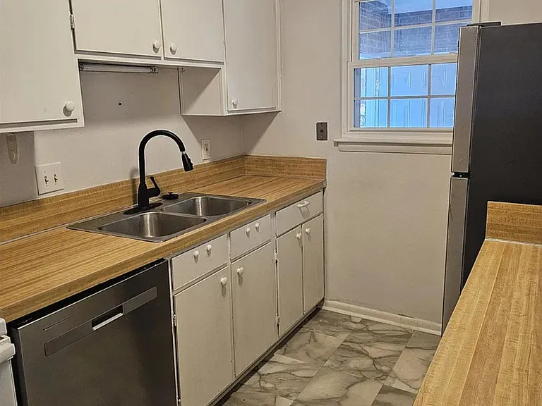 320 Cambout St — Photo 11