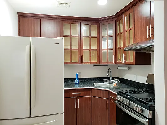 Rented by E Realty International Corp | media 27