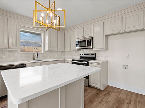 4th image of 1020 Dane Dr