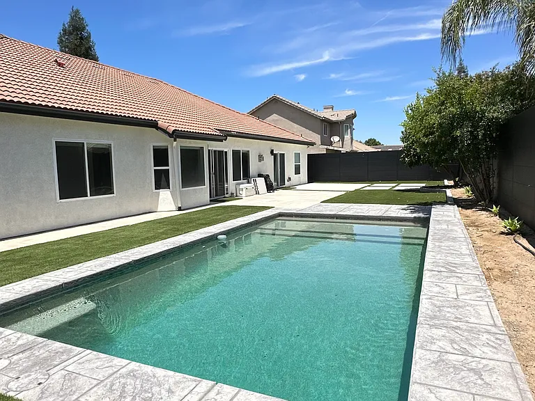 1555 Taylor Ln — Photo 3