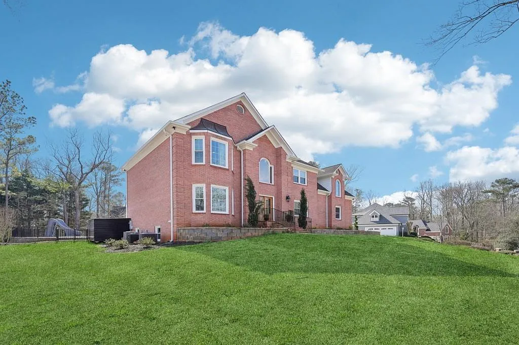 5 bed, 3.0 bath, 5544 sqft, $4,500 — Photo 1