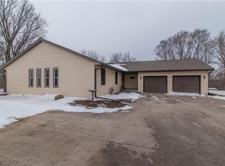 214 S 11th St, Nevada, IA 50201