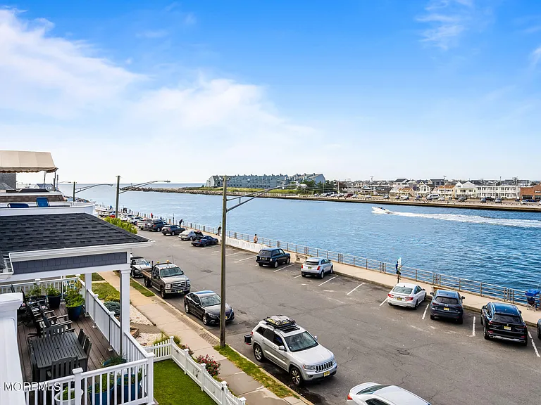 556 Riverside Dr — Photo 34