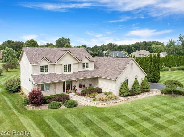 999 Weber Ct, White Lake, MI 48383