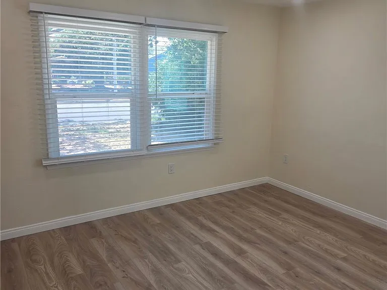 929 E Barbara Ave — Photo 6