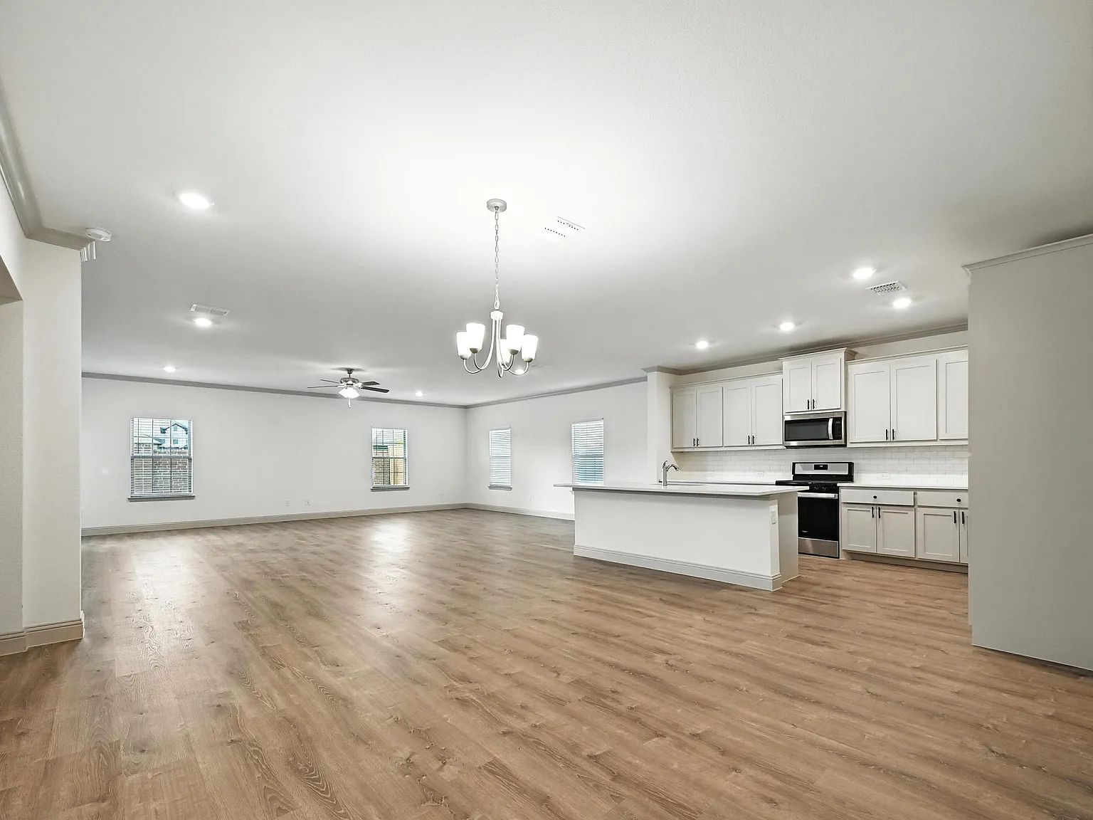 4 bed, 2.5 bath, 2800 sqft, $2,500 — Photo 2