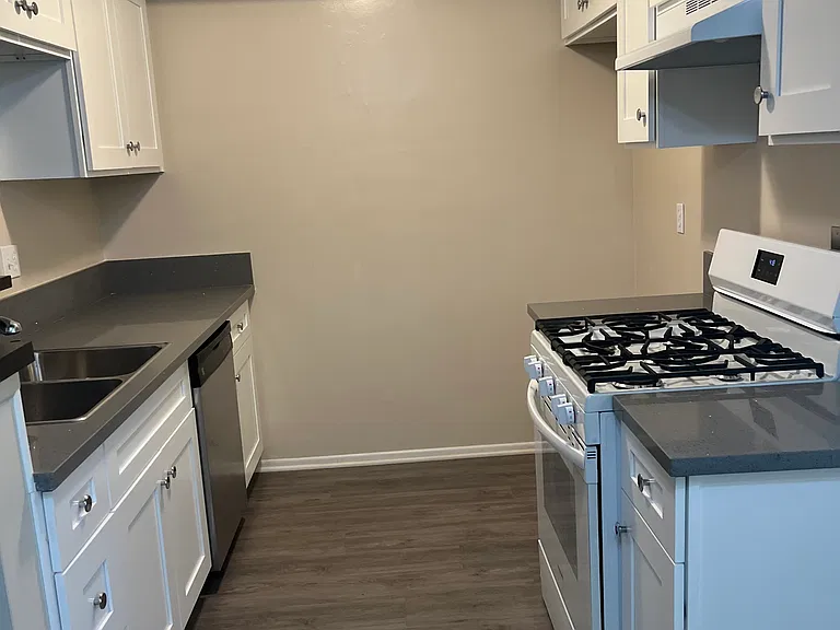 brand new kitchen, new cabinets and granite counters