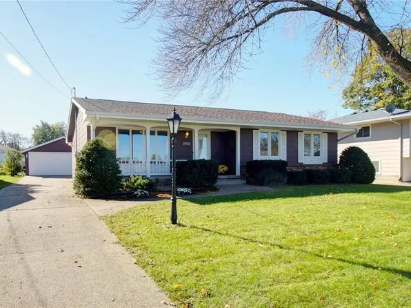 3916 Bel Aire Rd, Des Moines, IA 50310