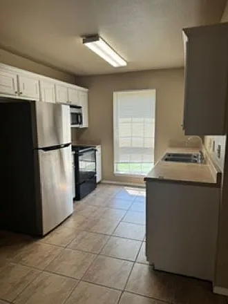 3 bed, 1200 sqft, $1,050 — Photo 2