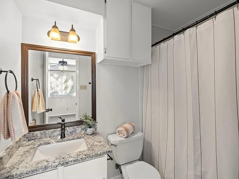 9807 Hundred Oaks Cir #B — Photo 16