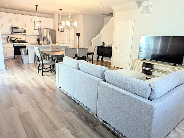 387 Courtfield Way — Photo 34
