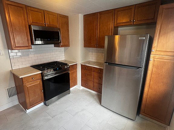 3rd image of 74 Ridgewood Rd