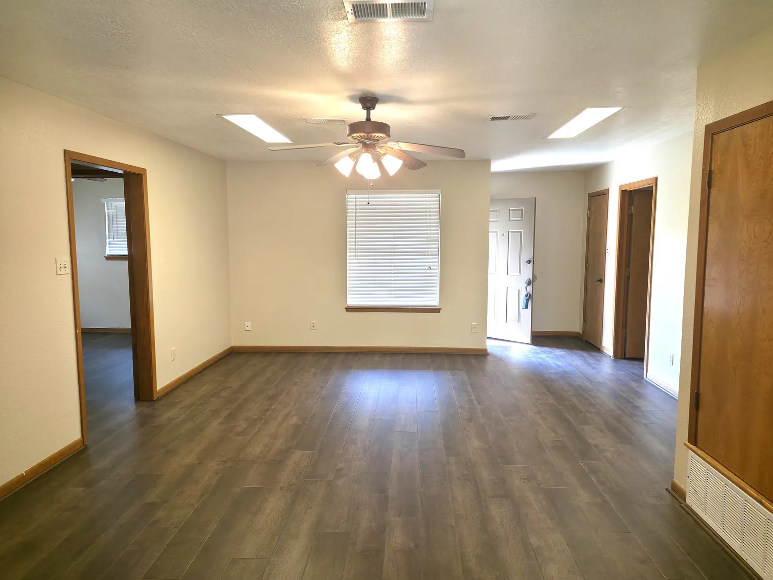 3 bed 2 bath 2 car garage — Photo 4